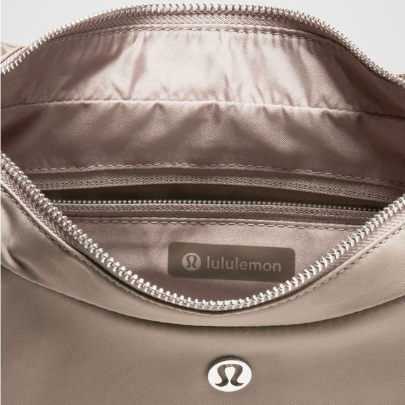 Lululemon City Essentials Shoulder Bag
4L Warm Ash Grey / Silver-NWT - Picture 5 of 12